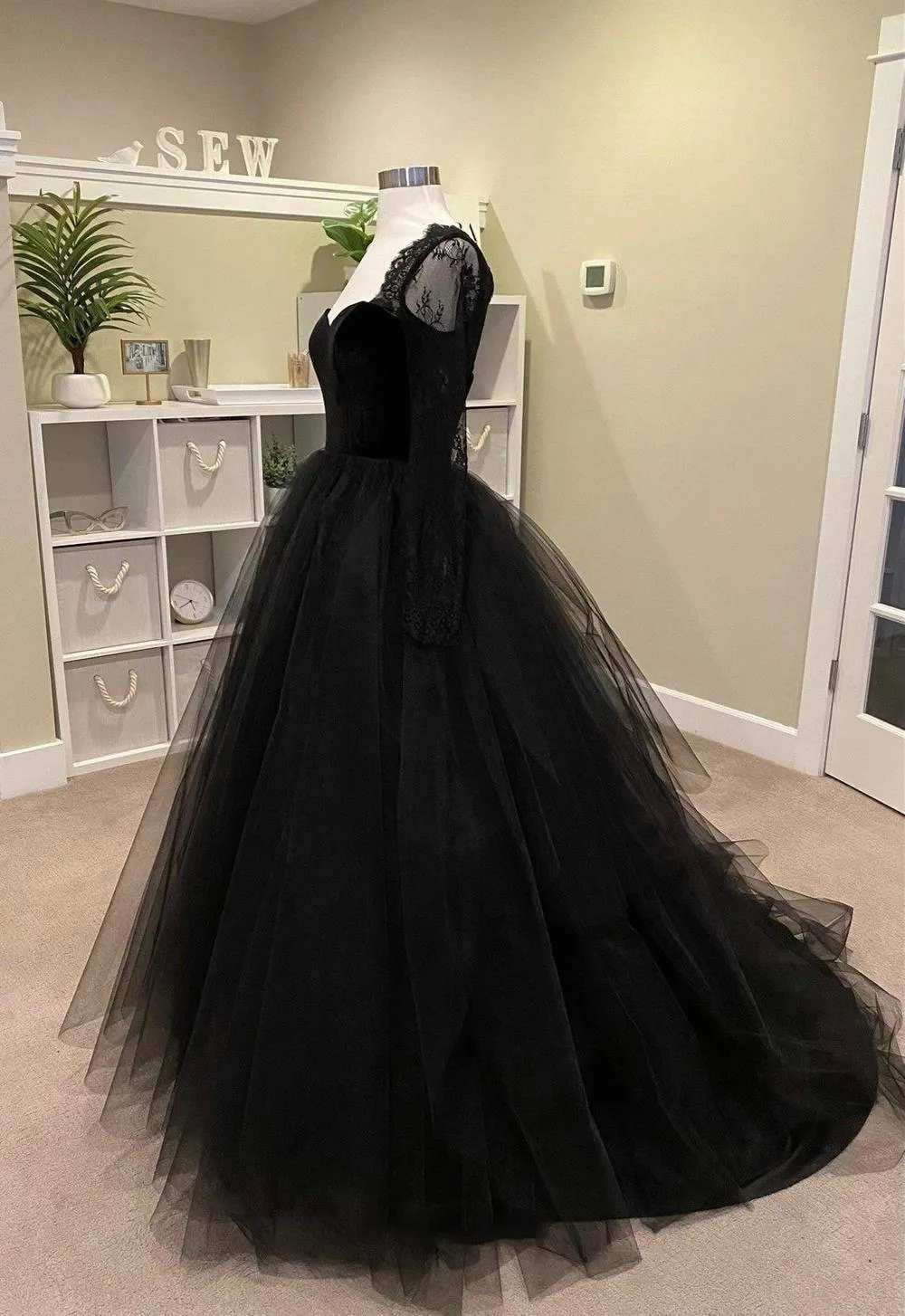 Gothic Long Sleeves Tulle Lace Appliques Sweep Eevening Gown