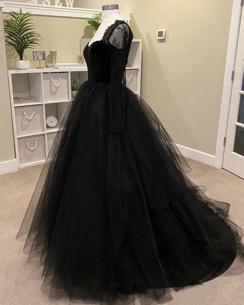 Gothic Long Sleeves Tulle Lace Appliques Sweep Eevening Gown