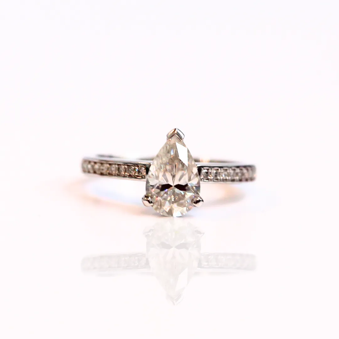 Pear Ara Solitaire