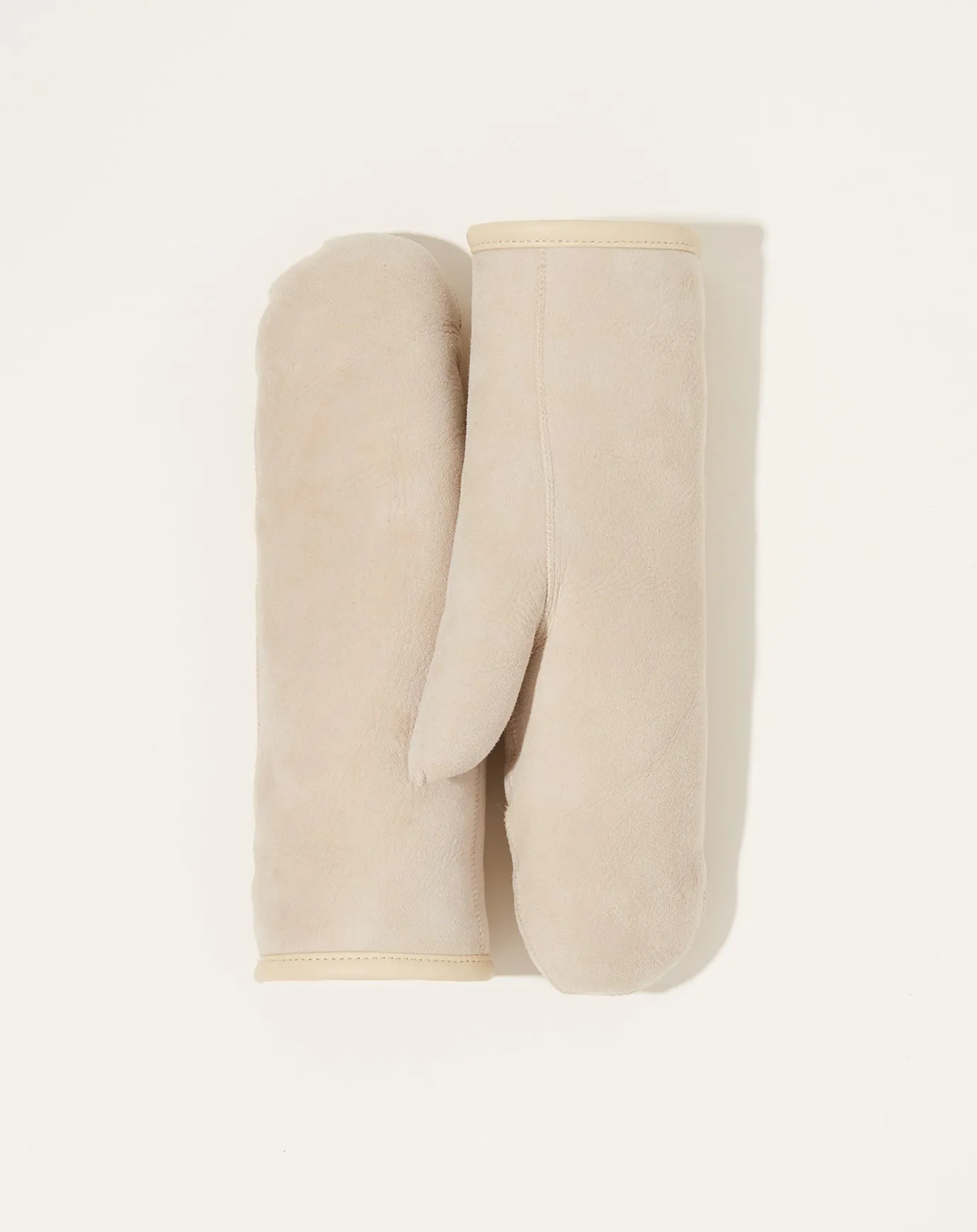 Sheepskin Suede Mittens in Chalk